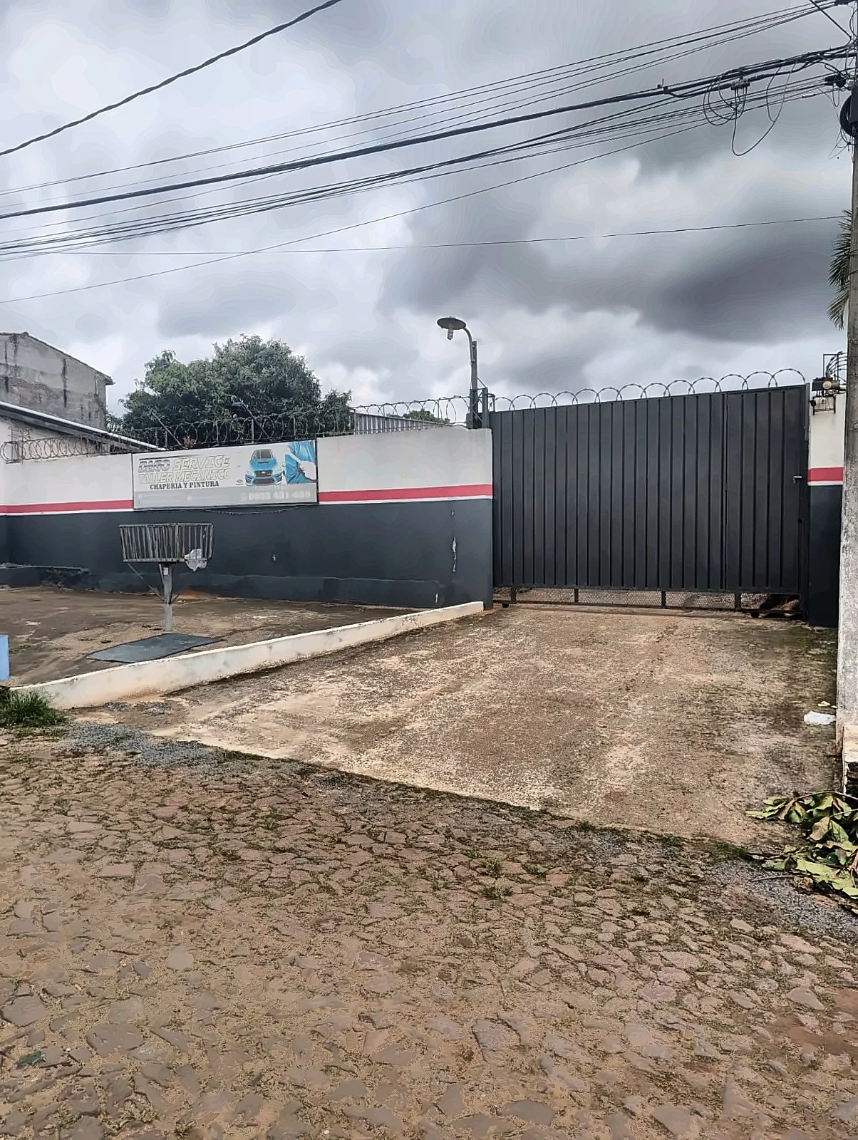 Portón cerrado del frente de Dago Service